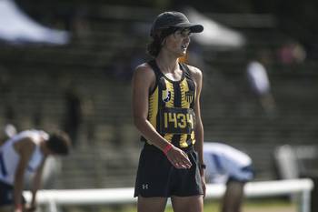 Gonzalo Gervasini, en los 1500 mts masculino, durante el Campeonato Nacional de Atletismo, en la pista Darwin Piñeyrúa (archivo, mayo de 2021). · Foto: .