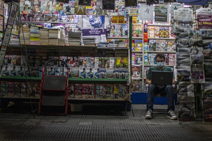 Venta de diarios y revistas en 18 de Julio y Minas. Foto: Ernesto Ryan (archivo, mayo de 2021)