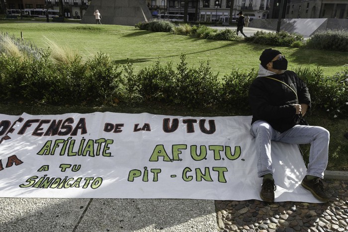 Protesta de la Asociación de Funcionarios de la Universidad del Trabajo del Uruguay, en mayo de 2021. · Foto: Federico Gutiérrez