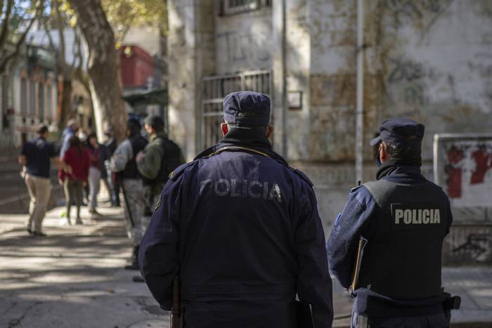 Policías durante un allanamiento en Montevideo (archivo, mayo de 2021). · Foto: .