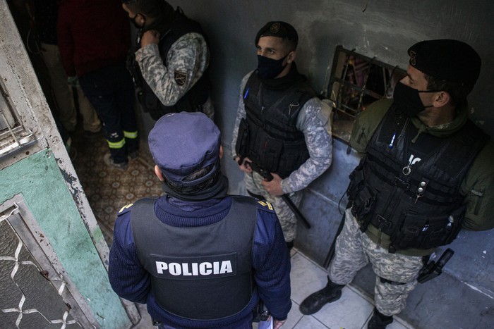 Foto principal del artículo '68% votaría por sí en el plebiscito por los allanamientos nocturnos, según encuesta de Factum' · Foto: Ernesto Ryan