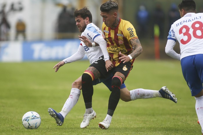 Alfonso Tressa, de Nacional, y Bryan Bentaberry, de Progreso, el 23 de mayo de 2021 en el estadio Abraham Paladino. · Foto: Ernesto Ryan