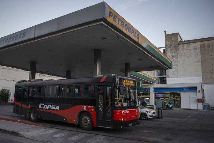 Ómnibus suburbano, en la avenida Libertador Brig. General Lavalleja, en Montevideo (archivo, mayo de 2021). · Foto: .