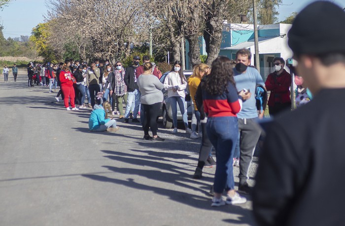 Fila para recibir la vacuna contra el COVID-19, en el Club Social 25 de Agosto, en la localidad de 25 de Agosto, en Florida (archivo, mayo de 2021). · Foto: Alessandro Maradei