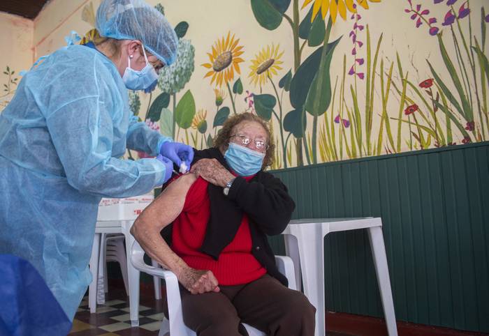 Vacunación contra la COVID-19, en la localidad de 25 de Agosto, Florida (archivo, mayo de 2021). · Foto: Alessandro Maradei