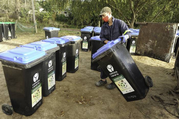 Entrega de contenedores para reciclaje de basura y composteras en Rincón del Pinar, por parte de la Intendencia de Canelones a los vecinos (archivo, mayo de 2021). · Foto: Federico Gutiérrez