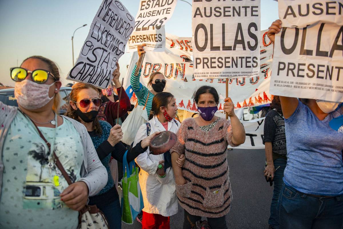 Redes de Ollas del Cerro reclamaron este viernes trabajo y que se termine con el "negocio con la comida de los pobres" | la diaria - Vimarsana News