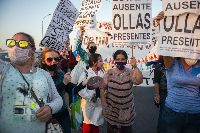 Concentración de los colectivos de las Ollas Populares del Oeste de Montevideo, en la plaza Arismendi del Cerro, el 23 de julio. · Foto: Alessandro Maradei