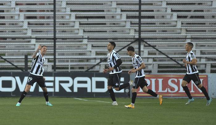 Renzo López, convirtió el primer gol de Wanderers a Progreso, en el Parque Viera. · Foto: Federico Gutiérrez