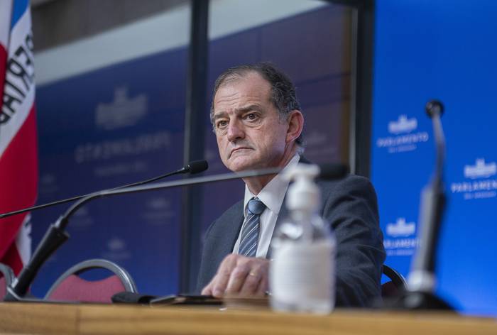 El senador Guido Manini Ríos, luego de la sesión de la Comisión de Defensa del senado. · Foto: Alessandro Maradei