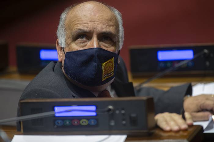 Guillermo Domenech, durante una sesión en el Parlamento (archivo, agosto de 2021). · Foto: Ernesto Ryan