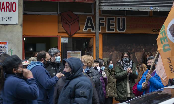 Funcionarios de la Corte Electoral (AFEU), durante una movilización en la puerta de la Corte Electoral (archivo 2021). · Foto: Alessandro Maradei