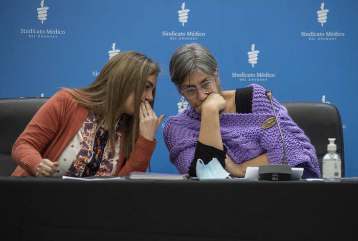 Veronica Perez y Zaida Arteta, vice presidenta y presidenta del Sindicato Médico del Uruguay (SMU), durante el acto de asunción de autoridades del gremio médico. · Foto: Alessandro Maradei