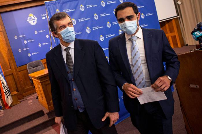 Miguel Asqueta y Jose Luis Satdjian, el 12 de agosto en el MSP, luego de reunirse con propietarios de locales de fiestas para establecer un nuevo protocolo de funcionamiento por la pandemia. · Foto: .