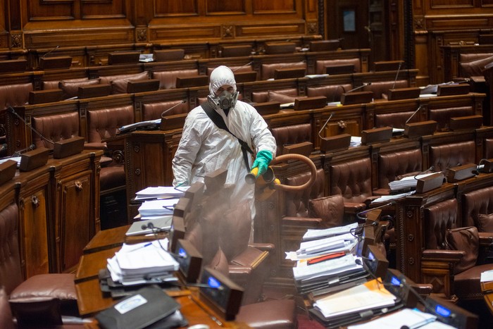 Desinfeccion de la Cámara de Diputados, el martes 17 de agosto. · Foto: Alessandro Maradei