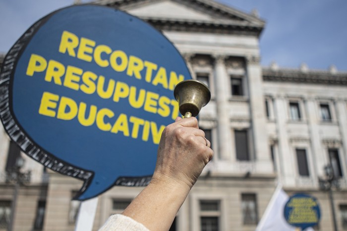 Movilización de gremios de la educación, el 18 de agosto, frente al Palacio Legislativo, en Montevideo. · Foto: .