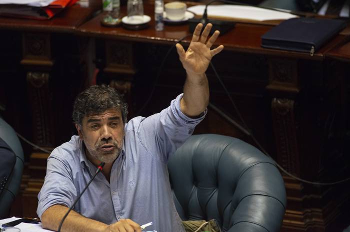 Óscar Andrade durante la interpelación en el senado. · Foto: Alessandro Maradei