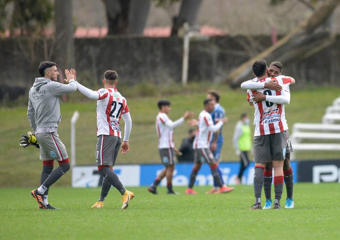 Los Jugadores de River Plate festejan luego de vencer por a Nacional por 2-0, el 21 de octubre en el Parque Saroldi. · Foto: Alessandro Maradei