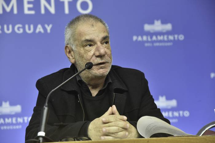 Eduardo Antonini, en conferencia de prensa, el 26 de agosto de 2021, en el edificio anexo al Palacio Legislativo.