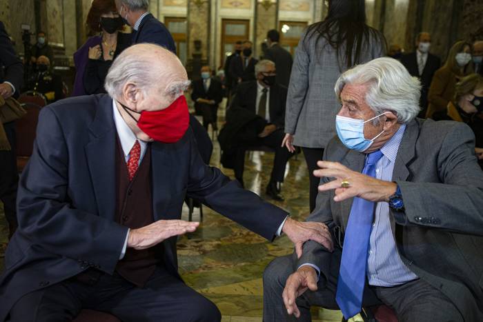 Julio María Sanguinetti y Luis Alberto Lacalle, durante una actividad em el Palacio Legislativo (archivo, agosto de 2021). · Foto: .