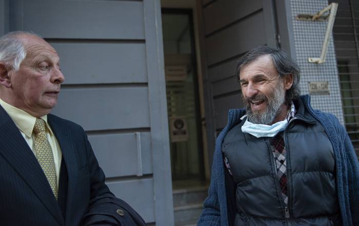 Gustavo Salle y César Vega, en la puerta del juzgado. · Foto: Alessandro Maradei