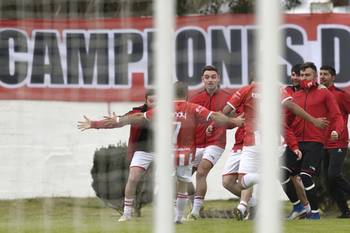Boca Juniors de Melo, y Lavalleja de Minas, durante un partido en el  estadio Juan A. Lavalleja, en Minas (archivo). · Foto: Fernando Morán