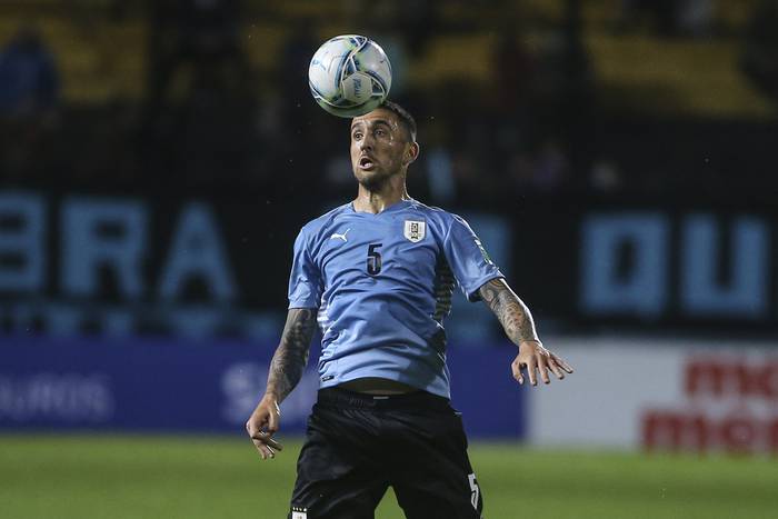 Matías Vecino, durante un partido por la octava fecha de las eliminatorias entre Uruguay y Bolivia, en el  estadio Campeón del Siglo (archivo, setiembre de 2021). · Foto: .