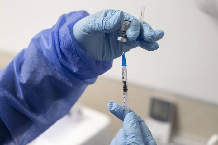 Vacunación contra la Covid-19, en el hospital de Clíncas, el 6 de setiembre. · Foto: .