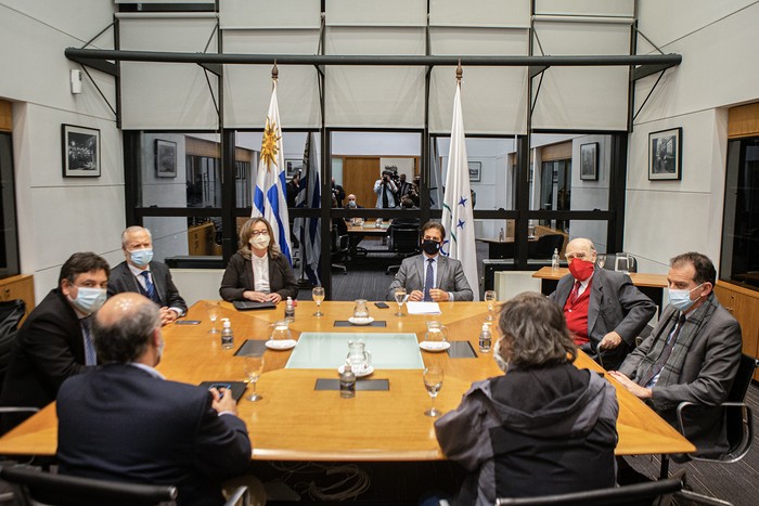 Luis Lacalle Pou (C), durante una reunión con los líderes políticos de la Coalición de Gobierno por acuerdo de libre comercio con China, en la Torre Ejecutiva, en Montevideo (archivo, setiembre de 2021). · Foto: Ernesto Ryan