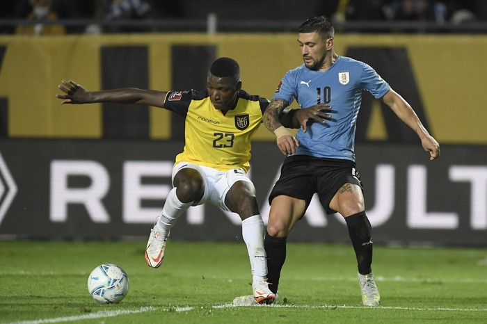 Moisés Caicedo, de Ecuador, y Giorgian de Arrascaeta, de Uruguay, el 9 de setiembre de 2021, en el Estadio Campeón del Siglo. · Foto: Sandro Pereyra