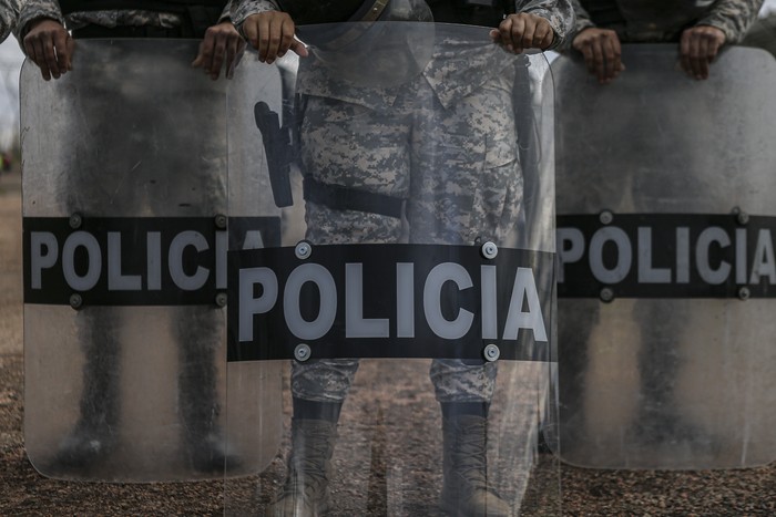 Foto principal del artículo 'Suicidio y salud mental en la policía: 15 policías se quitaron la vida en lo que va de 2025' · Foto: Ernesto Ryan