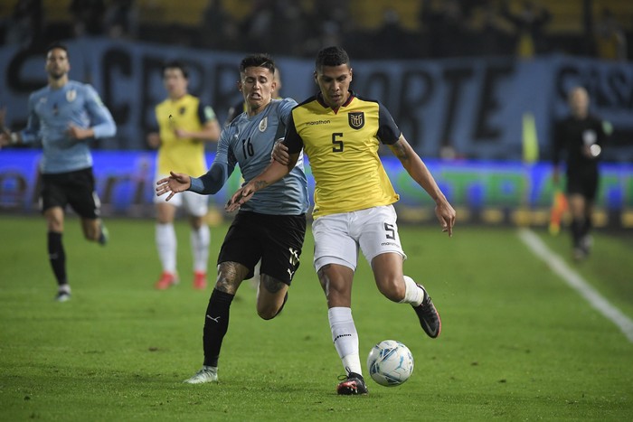 Brian Rodríguez, de Uruguay, y Luis Fernando, de Ecuador, el 9 de setiembre de 2021, en el estadio Campeón del Siglo. · Foto: Sandro Pereyra