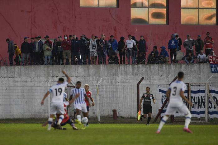 Público en muro lindero al estadio Goyenola durante el partido entre Cerro Largo y Nacional, el 11 de setiembre de 2021. · Foto: Fernando Morán