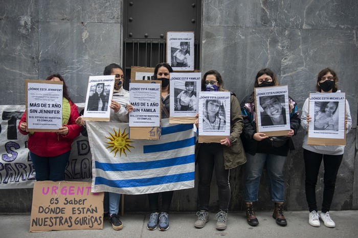 El colectivo ¿Dónde están nuestras gurisas? se concentró y presentó denuncia colectiva por la desaparición de seis mujeres ocurrida entre 2019 y 2020 (archivo, setiembre de 2021). · Foto: Alessandro Maradei