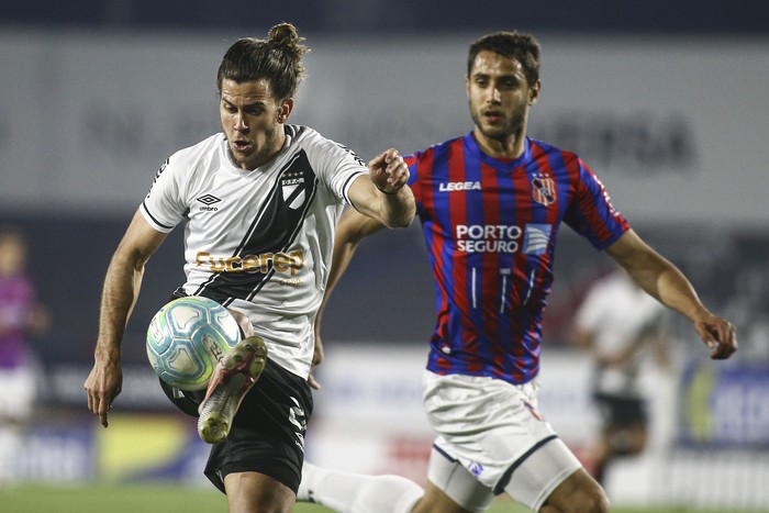 Partido por la fecha 12 del campeonato de acenso entre Central Español y Danubio en el estadio Charrúa. · Foto: .