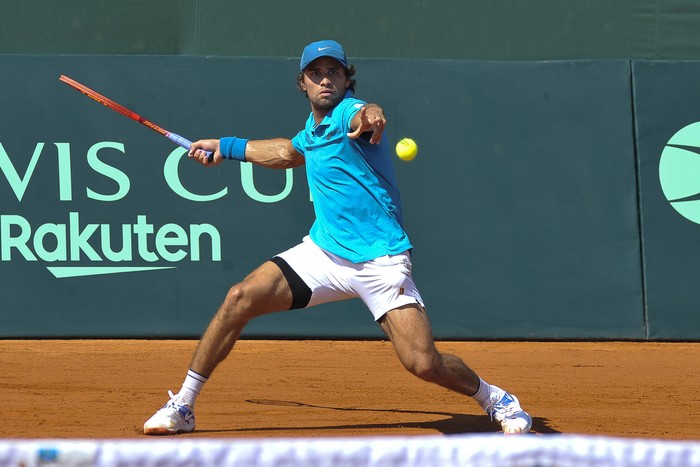 Francisco Llanes, durante un partido por Copa Davis, en el Carrrasco Lawn Tennis, en Montevideo (archivo, setiembre de 2021). · Foto: Federico Gutiérrez