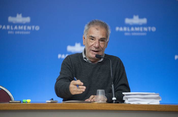 Eduardo Antonini, durante una conferencia de prensa, en el edificio anexo al Palacio Legislativo (archivo, setiembre de 2021). · Foto: Alessandro Maradei