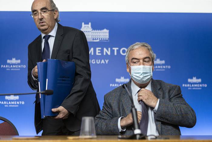 Guillermo Maciel y Luis Alberto Heber, en conferencia de prensa, en el anexo del Palacio Legislativo (archivo, setiembre de 2021).