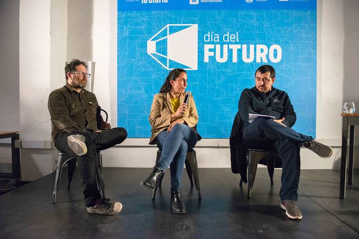 José Gabriel Lagos, Natalia Uval y Lucas Silva, durante el lanzamiento del Día del Futuro, el 23 de setiembre de 2021, en La Diaria. · Foto: Alessandro Maradei