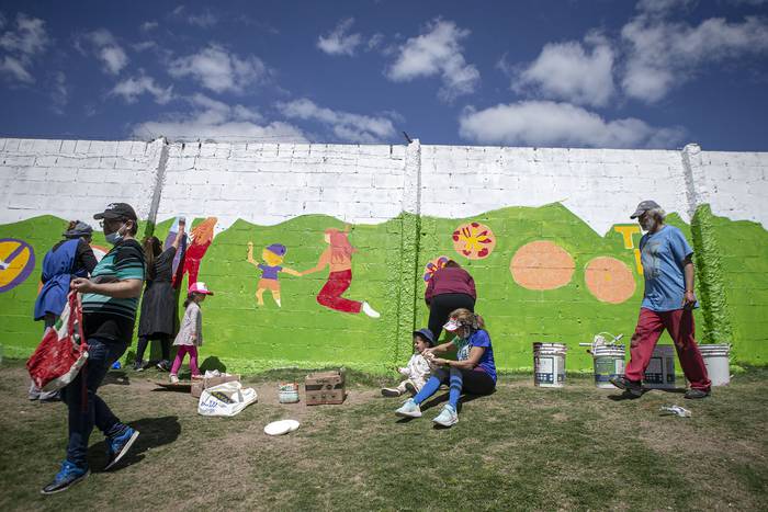 Jornada de pintada de la Asociación de Apoyo a las Personas con Trastorno Específico del Lenguaje, el domingo, en el muro del Club de Tiro · Foto: Ernesto Ryan