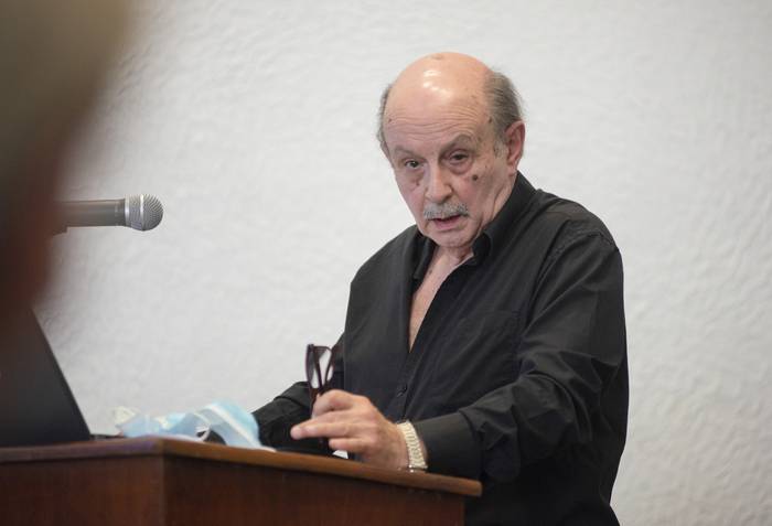 Óscar Cluzet, durante un debate sobre eutanasia en el Hospital de Clínicas (archivo, setiembre de 2021). · Foto: Alessandro Maradei