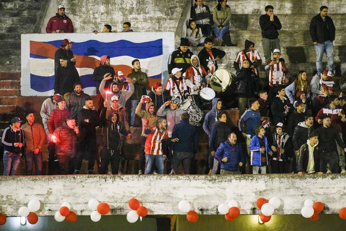Hinchas en el estadio Juan Antonio Lavalleja de Minas (archivo, octubre de 2019). · Foto: Fernando Morán