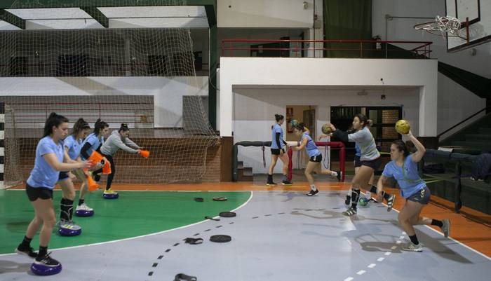 Entrenamiento de la selección femenina de Handball (archivo, setiembre de 2021). · Foto: Ernesto Ryan