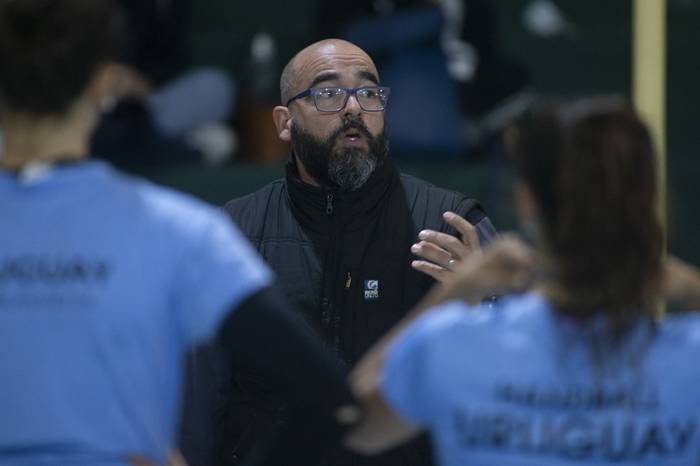 Leonardo Puñales durante un entrenamiento de la selección de handball femenino. · Foto: Ernesto Ryan