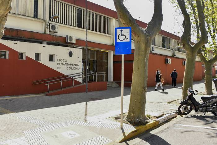 Liceo departamental de Colonia Juan Luis Perrou, en Colonia (archivo, setiembre de 2021). · Foto: Ignacio Dotti