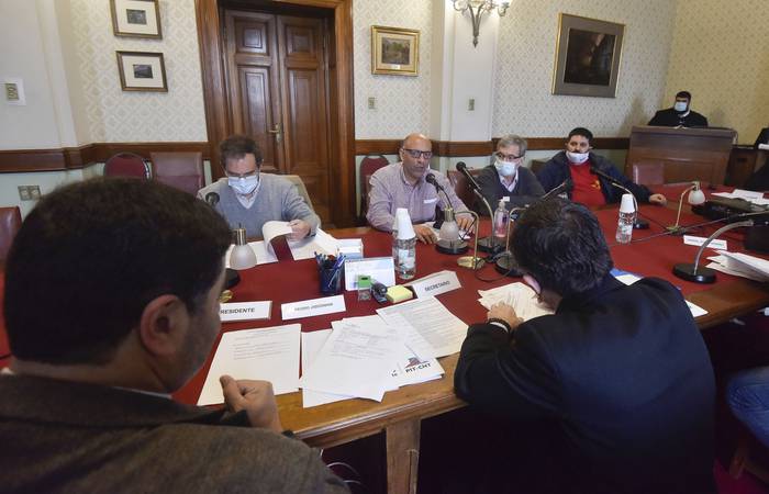 Delegación del PIT-CNT, el 6 de octubre, en la Comisión de Legislacion del Trabajo, en el Palacio Legislativo, en Montevideo. · Foto: Federico Gutiérrez