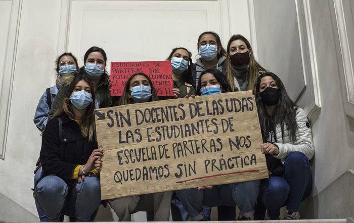 Estudiantes, este jueves, Facultad de Medicina. · Foto: Natalia Rovira