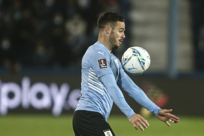 Naithan Nández, durante un partido por eliminatorias en el estadio Centenario (archivo). · Foto: Ernesto Ryan