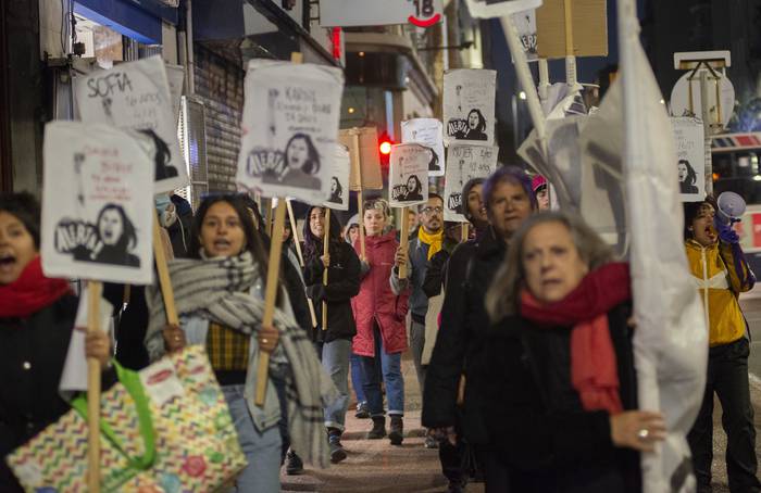 Alerta Feminista por 26 mujeres asesinadas, por la avenida 18 de Julio de Montevideo. · Foto: Alessandro Maradei