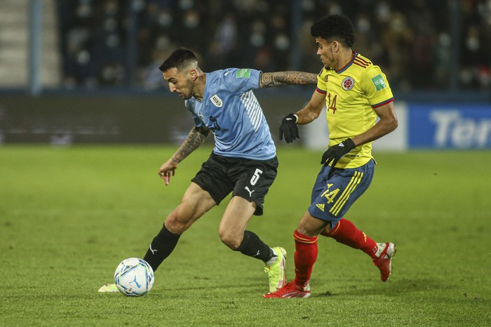 Matías Vecino, de Uruguay, y Luis Díaz, de Colombia (archivo, octubre de 2021). · Foto: Ernesto Ryan